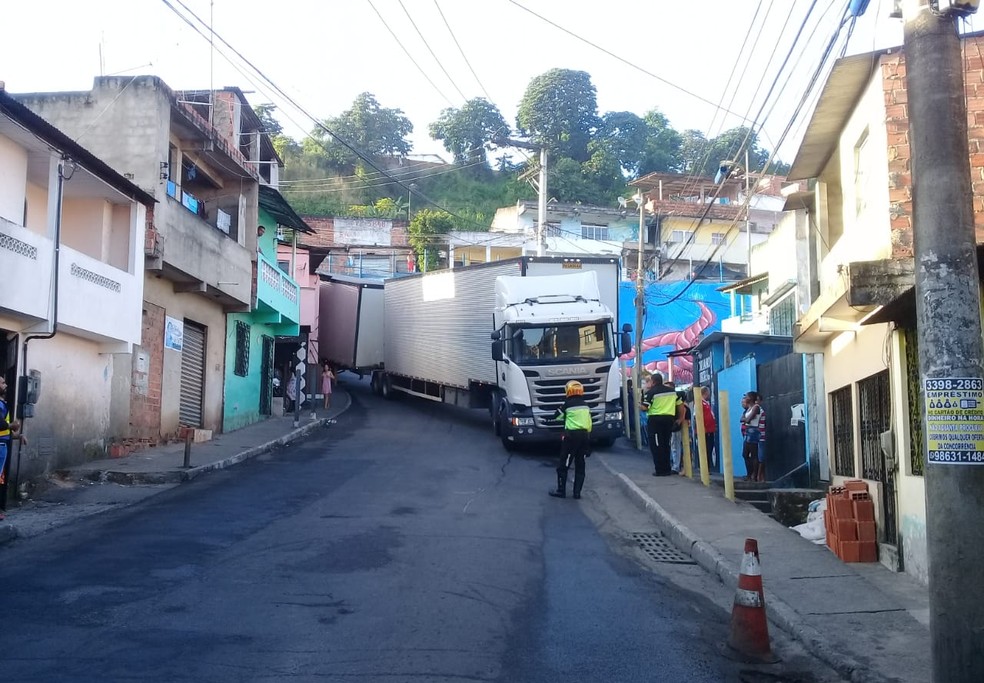 Carreta tenta passar em rua de Salvador e fica presa em via estreita â?? Foto: Cid Vaz/TV Bahia