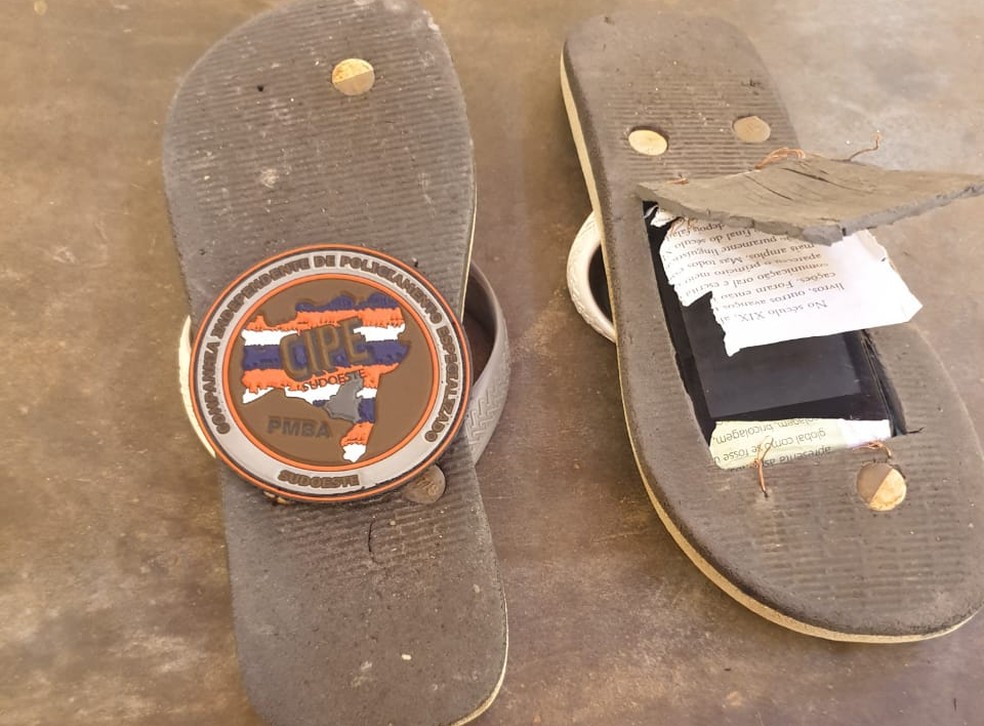 Celular Ã© encontrado em compartimento dentro de sandÃ¡lia de borracha â?? Foto: DivulgaÃ§Ã£o/Cipe Sudoeste