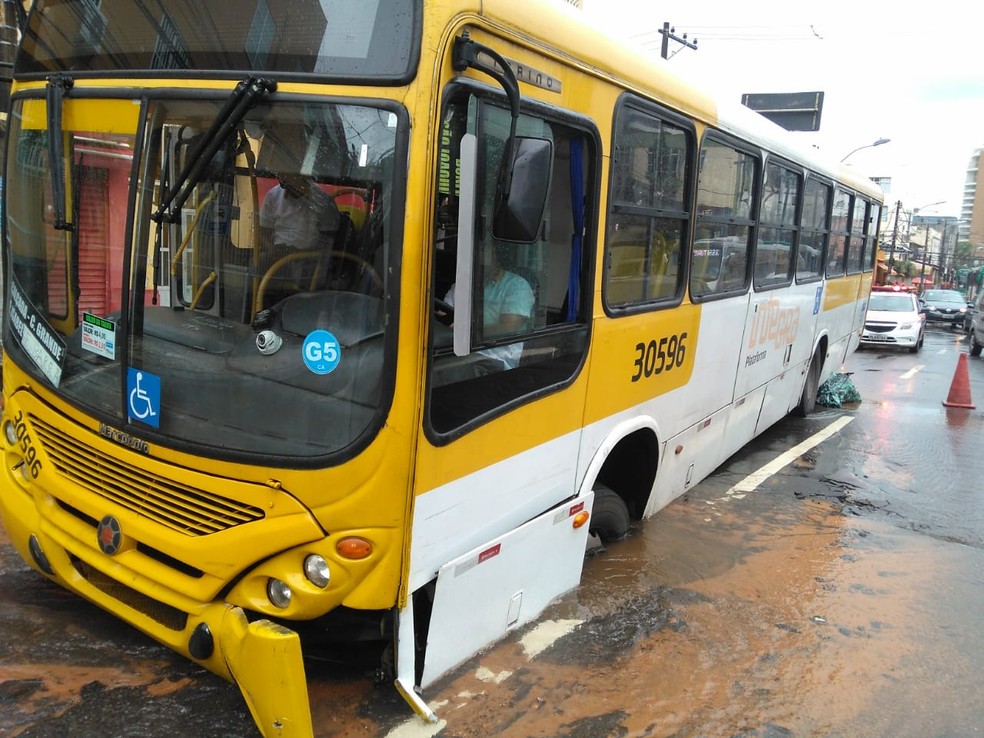 Ã?nibus fica preso em buraco no bairro da Barra â?? Foto: Arquivo pessoal