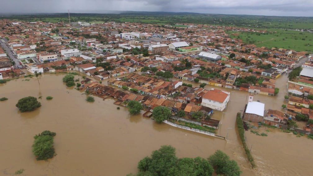Imagem aérea de Coronel João de Sá após barragem transbordar em Pedro Alexandre â?? Foto: Studio Júnior Nascimento