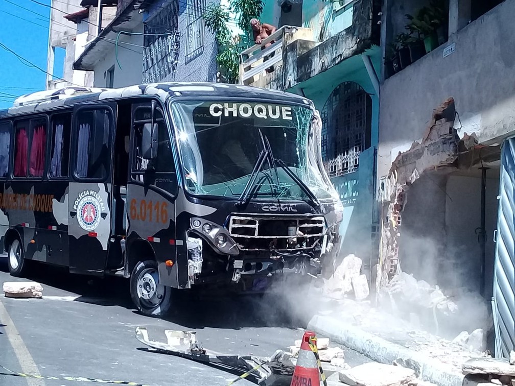 Micro-ônibus da PM ao ser retirado de imóvel na manhã desta segunda-feira (15), em Salvador â?? Foto: Cid Vaz/TV Bahia