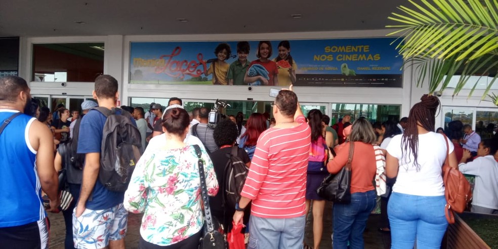 Pessoas do lado de fora do shopping onde ocorreu o incÃªndio nesta quinta-feira (25), em Salvador  â?? Foto: RonÃ¡lia Almeida/Arquivo Pessoal 