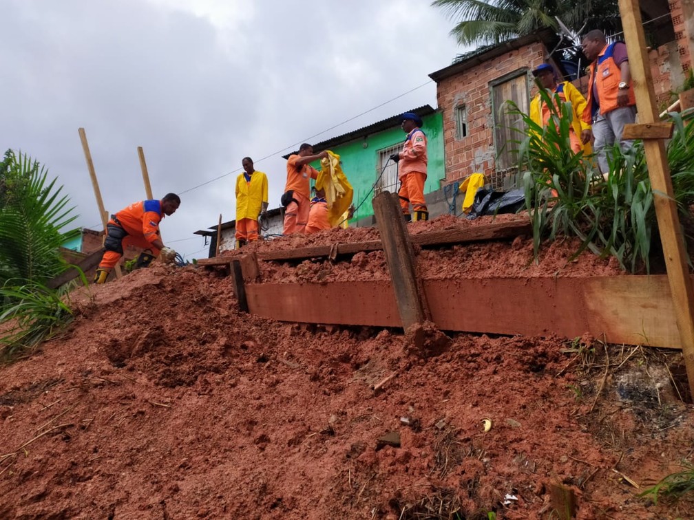 Quatro casas são interditadas após deslizamento de terra em Camaçari â?? Foto: Ivanaldo Soares/ Defesa Civil