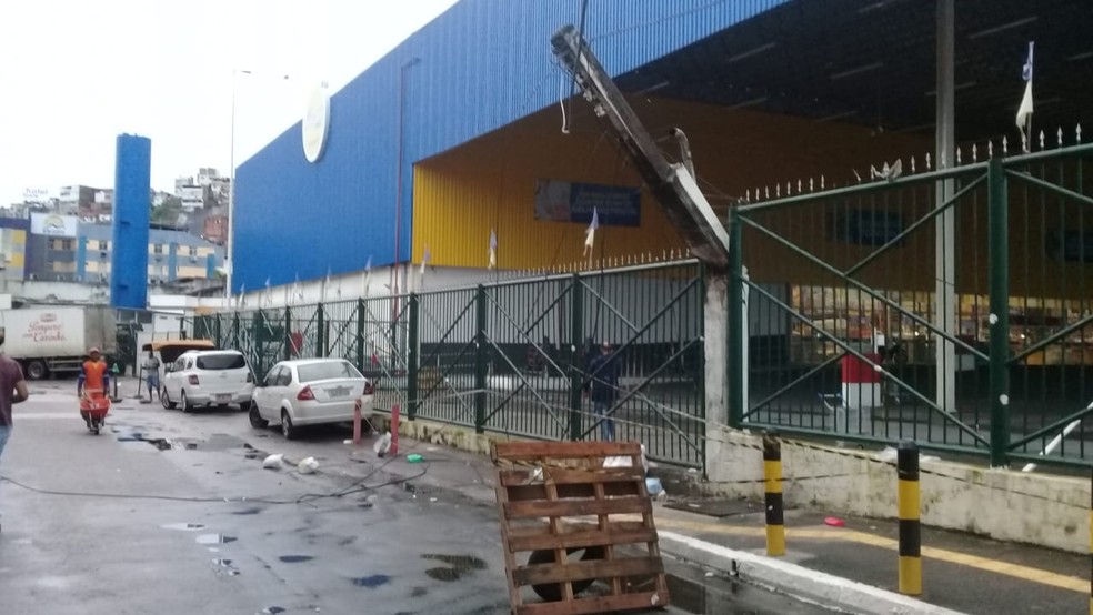 Fios e poste danificados apÃ³s caminhÃ£o passar pela Rua Nilo PeÃ§anha, em Salvador â?? Foto: Cid Vaz/TV Bahia