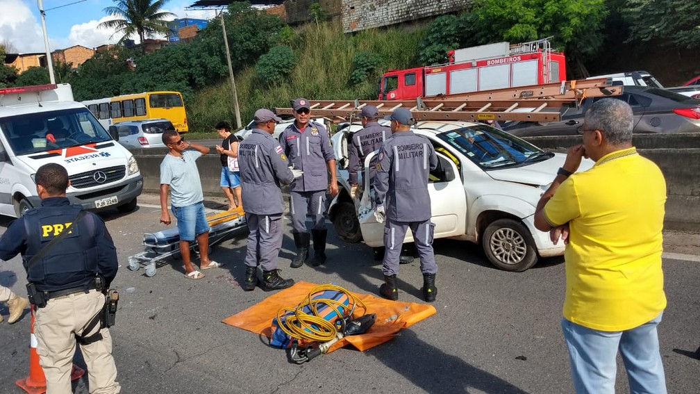 Corpo de Bombeiros atuou em acidente na BR-324 na manhÃ£ desta sexta-feira (2), em Salvador â?? Foto: DivulgaÃ§Ã£o/Corpo de Bombeiros
