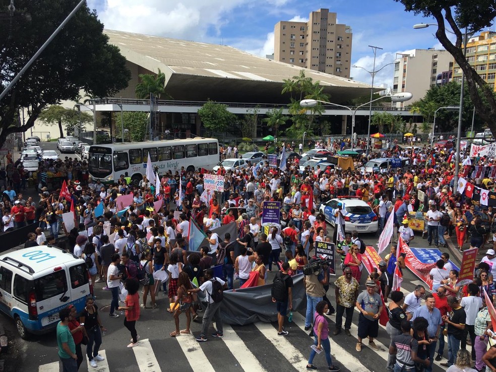 SALVADOR, 10h: manifestantes ocupam rua do centro da cidade â?? Foto: Phael Fernandes/G1 Bahia