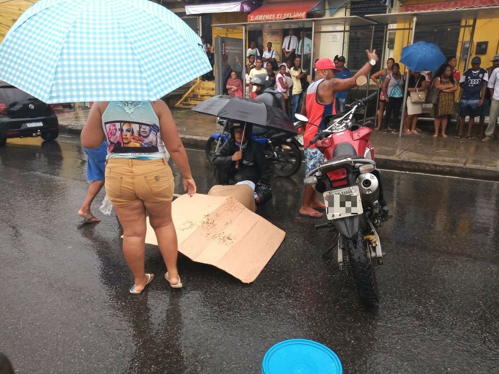 Acidente com moto deixa homem ferido e trânsito lento na Av. Suburbana, em Salvador — Foto: Cid Vaz/TV Bahia