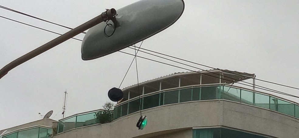 Semáforo é danificado pela força do vento, em Salvador — Foto: Cid Vaz/ TV Bahia