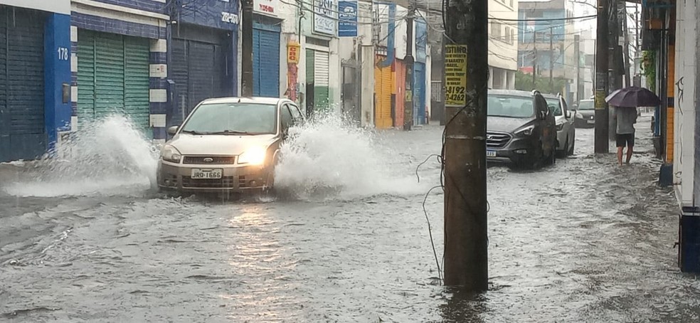 Rua Barão de Cotegipe alagada na manhã desta quinta (23), em Salvador — Foto: Cid Vaz/TV Bahia