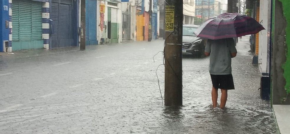 Pedestre caminhou pelo alagamento Rua Barão de Cotegipe, na manhã desta quinta (23), em Salvador — Foto: Cid Vaz/TV Bahia