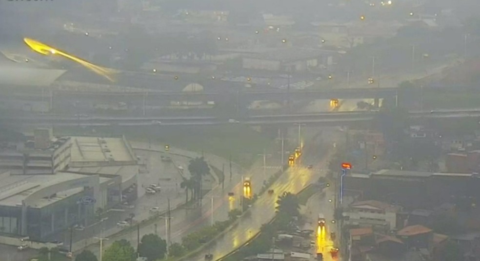 Chuva em Salvador nesta quarta-feira (13) — Foto: Reprodução/TV Bahia