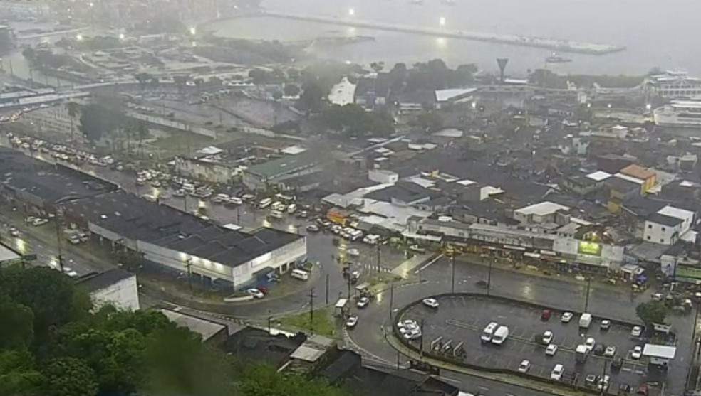 Céu nublado e chuva forte em Salvador nesta quarta-feira (13), em Salvador — Foto: Reprodução/TV Bahia