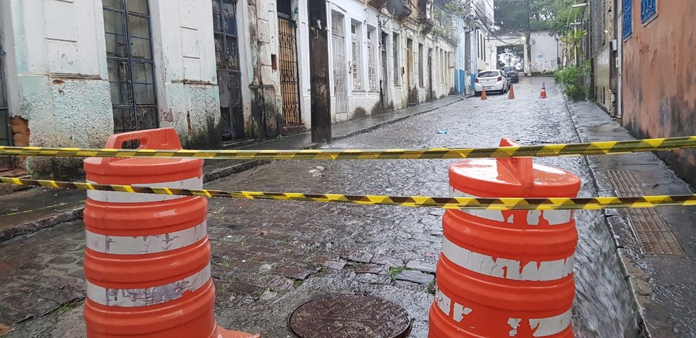 Rua do Areal de Cima, no Dois de Julho, está interditada — Foto: Sérgio Pinheiro/TV Bahia