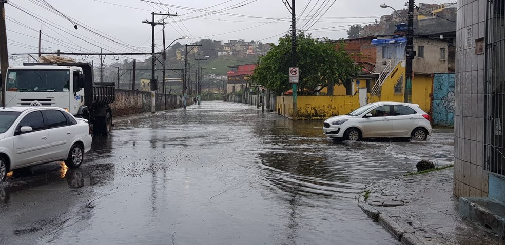 Rua Nilo Peçanha, em Salvador, alagada na manhã desta quarta-feira (13) — Foto: Sérgio Pinheiro/TV Bahia