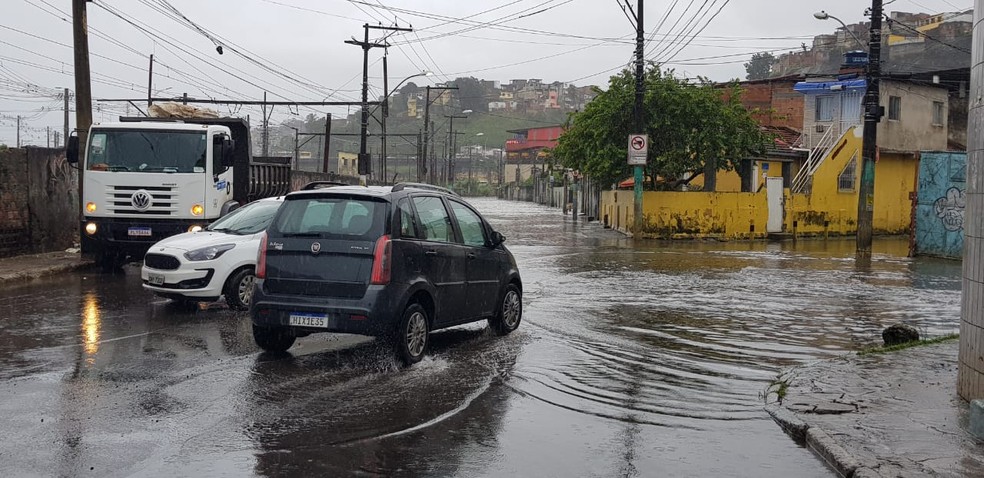 Rua Nilo Peçanha, em Salvador, alagada na manhã desta quarta-feira (13) — Foto: Sérgio Pinheiro/TV Bahia