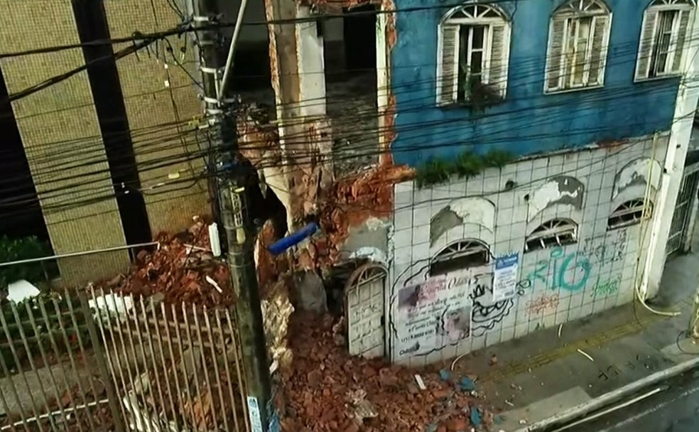 Imóvel desabou parcialmente no bairro do Rio Vermelho, após chuva forte na manhã desta sexta (22) — Foto: Reprodução/TV Bahia