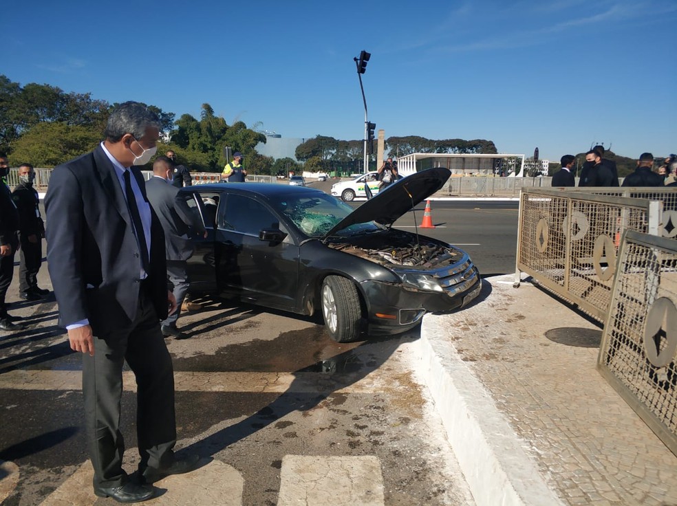 Carro do comboio presidencial se envolve em acidente na frente do Palácio do Planalto — Foto: Pedro Henrique Gomes/G1