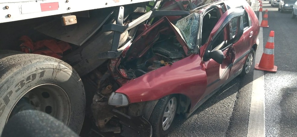 Motorista de carro fica preso às ferragens durante batida com ...