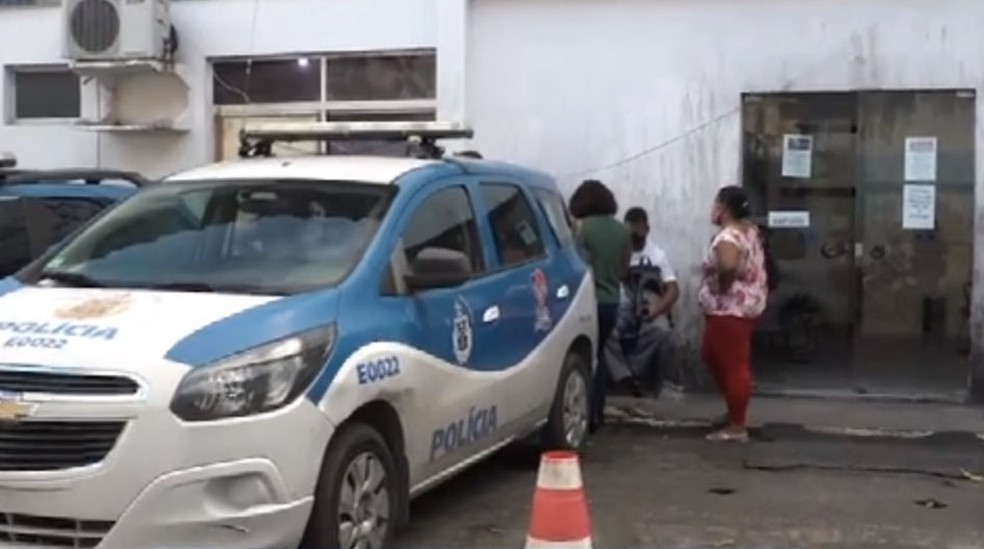Passageiros e rodoviários no Gerrc para registrar ocorrência de assalto a ônibus — Foto: Reprodução/TV Bahia