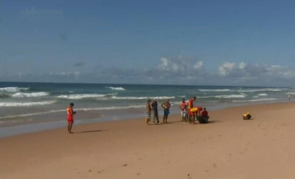 Corpo de homem é encontrado em praia da Boca do Rio, em Salvador — Foto: Reprodução/TV Bahia