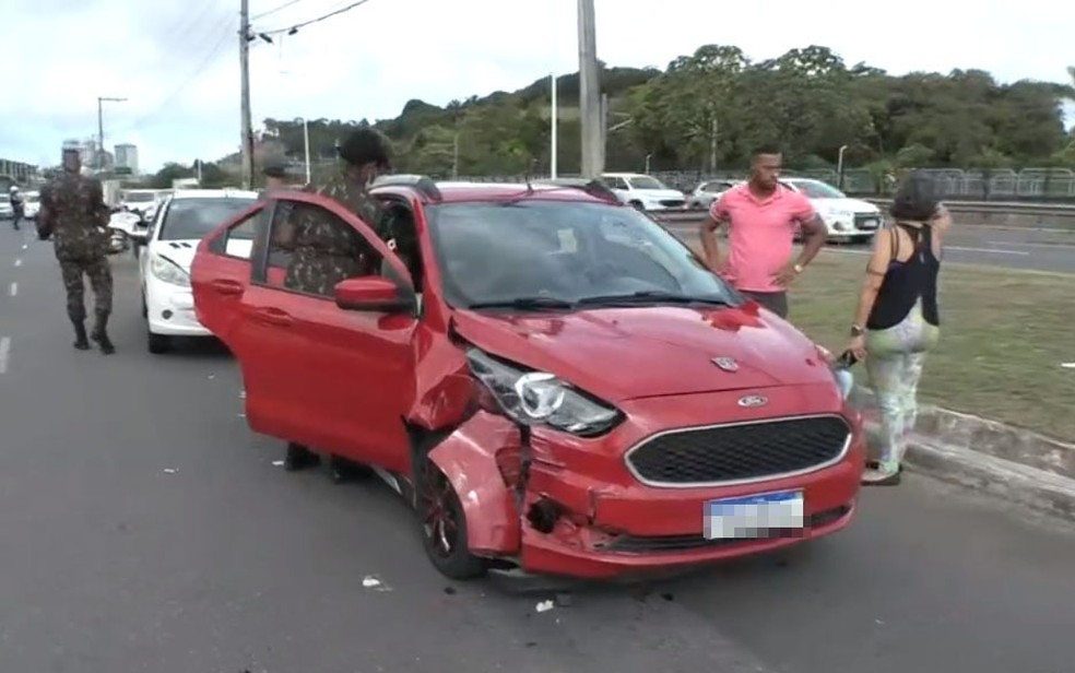 Gestante dá à luz após acidente envolvendo três carros na Av. Paralela, em Salvador — Foto: Cid Vaz/TV Bahia