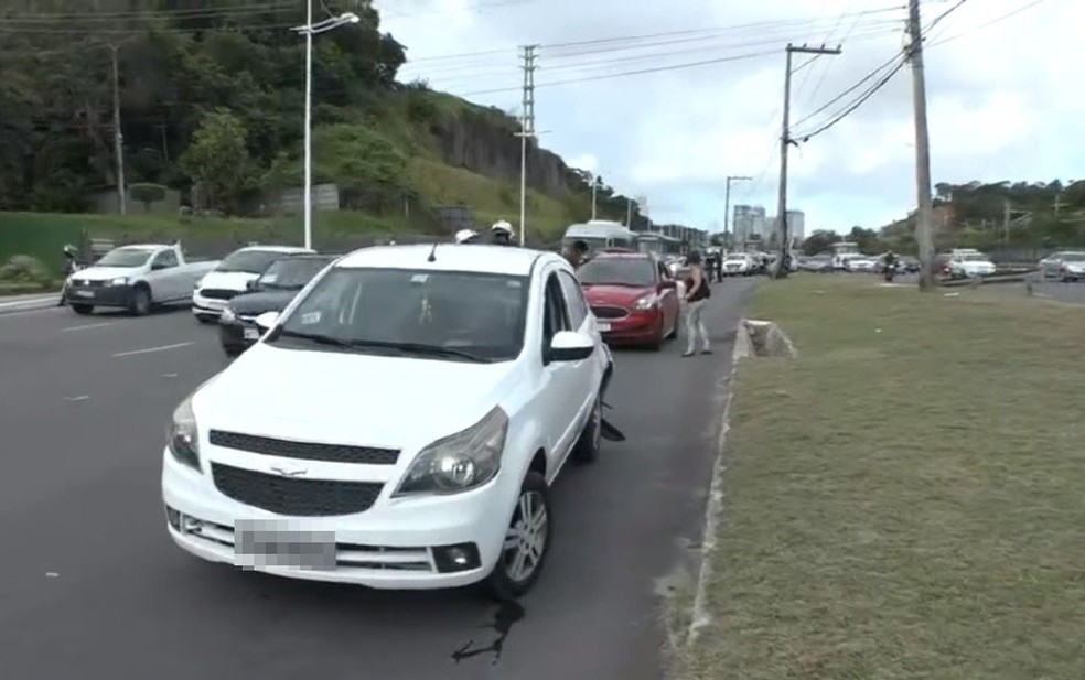 Gestante dá à luz após acidente envolvendo três carros na Av. Paralela, em Salvador — Foto: Cid Vaz/TV Bahia