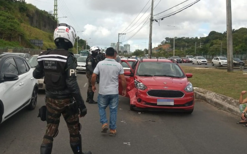Gestante dá à luz após acidente envolvendo três carros na Av. Paralela, em Salvador — Foto: Cid Vaz/TV Bahia