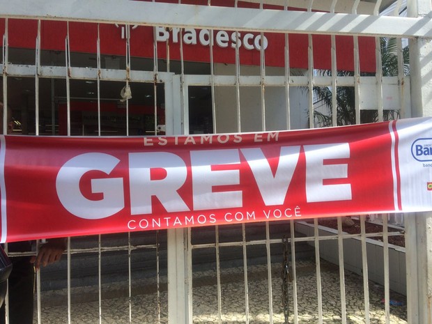 Agência do Bradesco fechada, com cartaz de greve, na Avenida Sete, centro de Salvador, na manhã desta terça-feira (6) (Foto: Natally Acioli/G1)