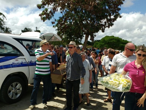 Enterro da bancária que levou tiro disparado por colega dentro de escritório (Foto: Blog Marcos Frahm)