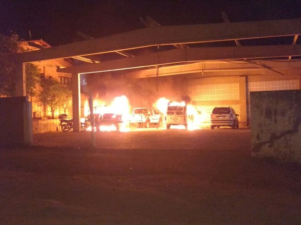 Bandidos atearam fogo na garagem do prédio da Secretaria de Saúde de Caicó  (Foto: Willacy Dantas )