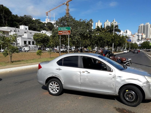Acidente na Garibaldi (Foto: Julio Cesar/TV Bahia)