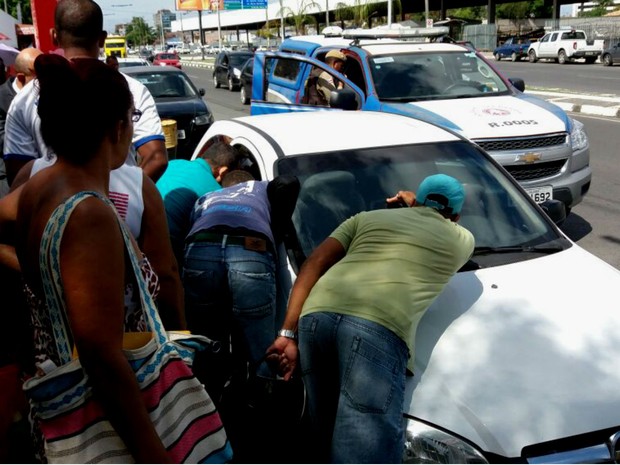 Homem estava morto e mulher ferida dentro de carro em Feira de Santana (Foto: Arquivo Pessoal)