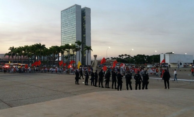 Manifestantes em frente ao STF