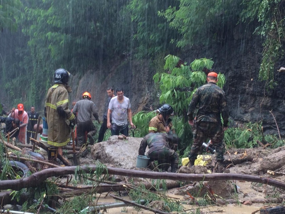 Bombeiros acham táxi soterrado em Botafogo, na Zona Sul do Rio â?? Foto: Daniel Silveira/G1
