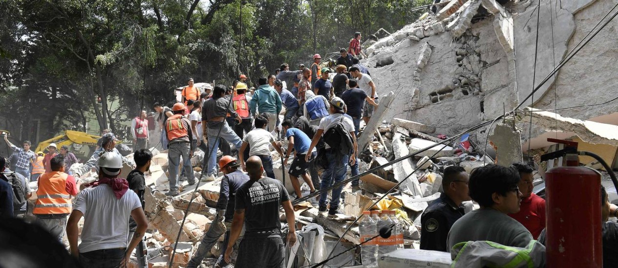 Pessoas retiram destroços para encontrar vítimas de terremoto no México Foto: OMAR TORRES / AFP