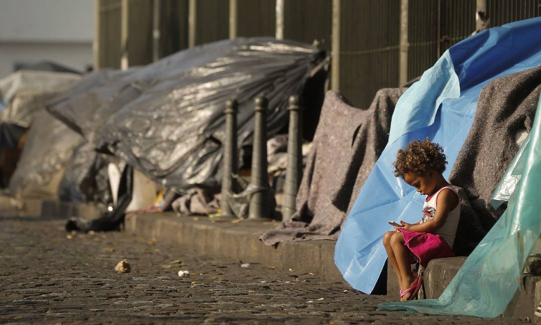 Acampamento de moradores de rua no Largo de São Francisco, Centro do Rio Foto: Pablo Jacob / Agência O Globo