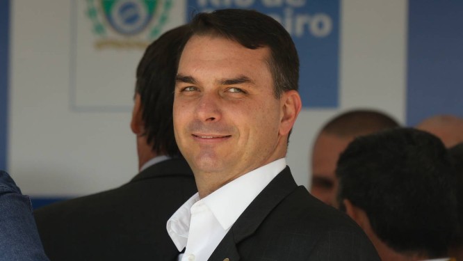O deputado estadual e senador eleito Flávio Bolsonaro participa de inauguração de escola Foto: Pablo Jacob/Agência O Globo/17-12-2018