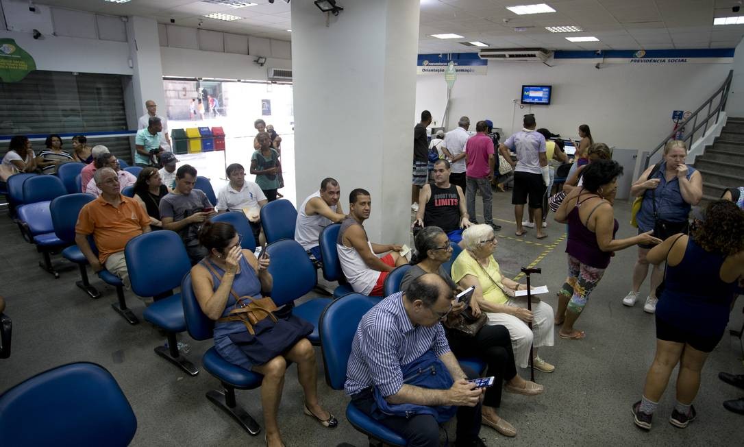 Movimento nas agências do INSS Foto: Márcia Foletto / Agência O Globo