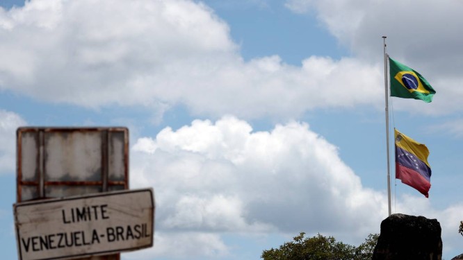 Bandeiras brasileira e venezuela na fronteira entre os dois paÃses, em Pacaraima Foto: RICARDO MORAES / REUTERS