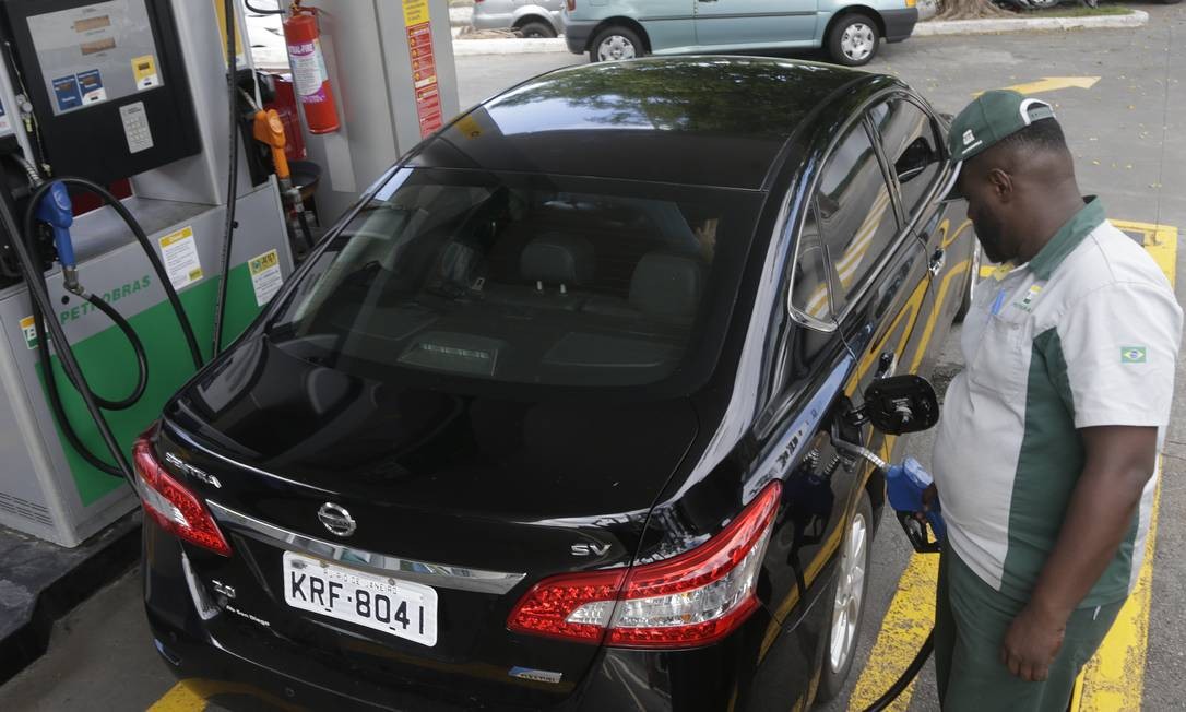 Após sucessivas quedas, o preço da gasolina aumenta nesta quinta-feira Foto: Antonio Scorza / Agência O Globo