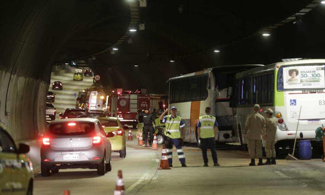 Resultado de imagem para Acidente deixa 51 feridos em túnel no Rio