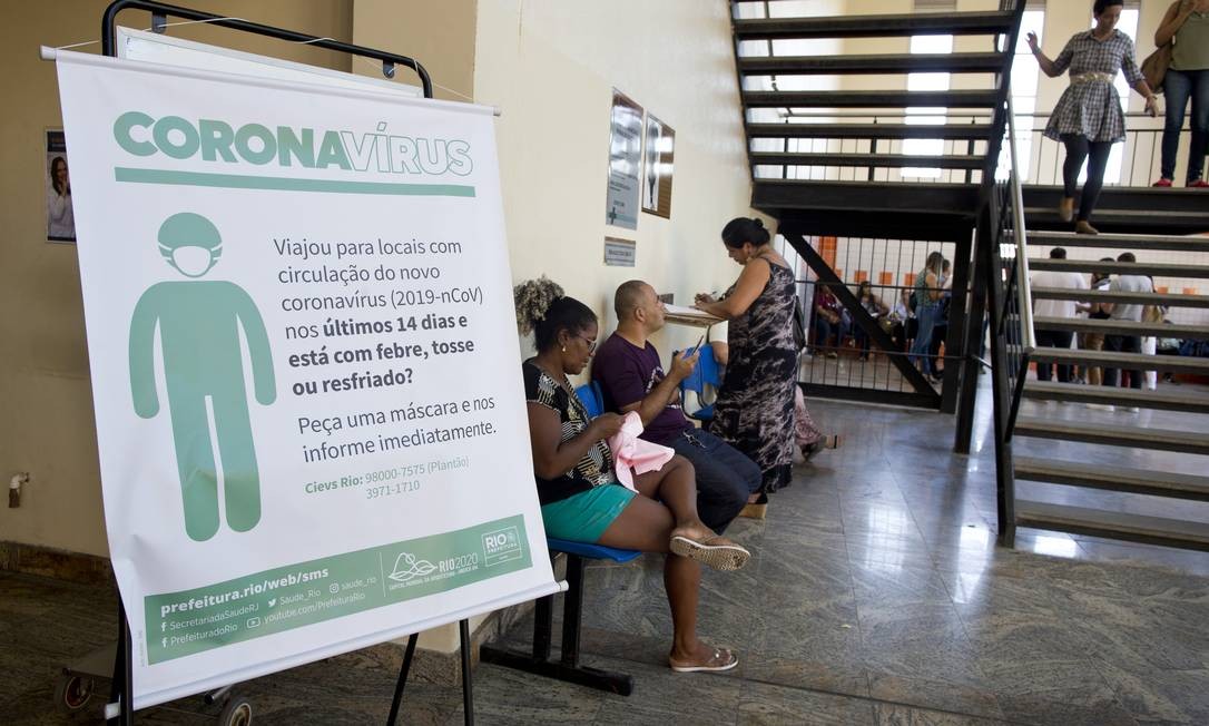 Prefeitura vai preparar o Hospital Municipal Geraldo Gazolla para receber a maior parte dos pacientes do coronavírus. O hospital vai ter 50 leitos exclusivos para os pacientes da doença. Na recepção do hospital, um cartaz orienta os pacientes. Foto: Márcia Foletto / Agência O Globo