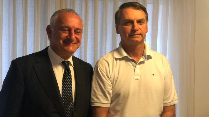 O embaixador da Itália no Brasil, Antonio Bernardini, ao lado do presidente eleito Jair Bolsonaro Foto: Divulgação