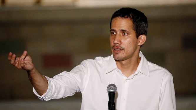 O lÃder oposicionista venezuelano Juan Guaidó fala com a imprensa do lado de fora de um armazém na cidade colombiana de Cúcuta que guarda a ajuda internacional para seu paÃs: travessia da fronteira mesmo proibido pela JustiçaFoto: REUTERS/EDGARD GARRIDO