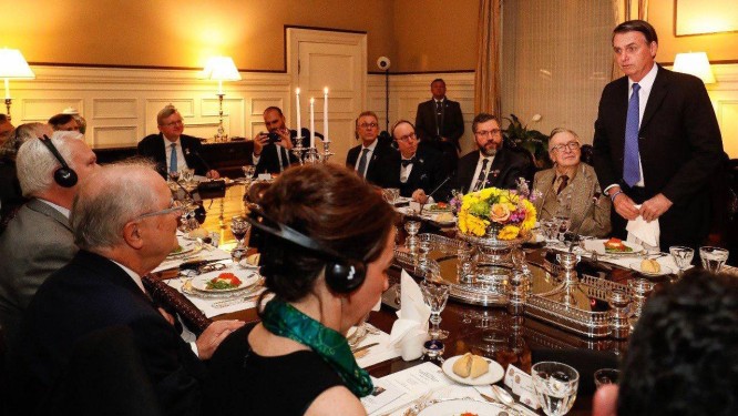 Bolsonaro no jantar na casa do embaixador Sergio Amaral, em Washington: ao lado, Olavo de Carvalho Foto: Presidência da República