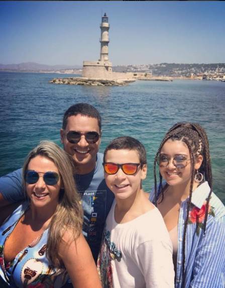 Carla Perez e Xanddy na Grécia com os filhos