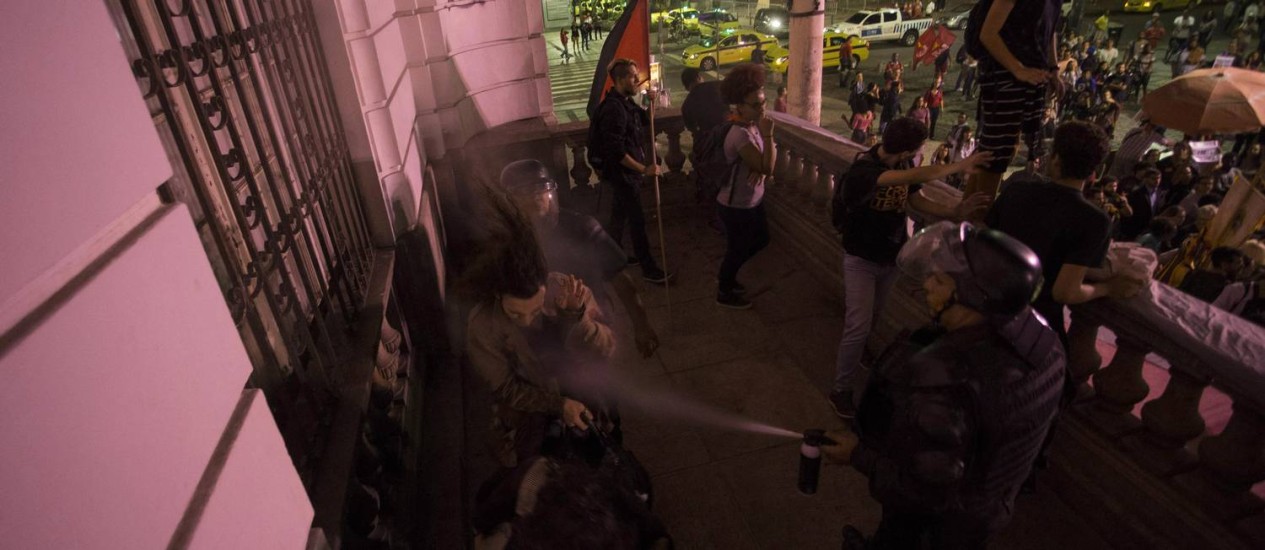 Policial uso spray de pimenta contra manifestantes durante ato de artistas no Rio contra o governo Temer Foto: Guito Moreto / Agência O Globo