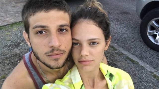 Chay Suede e Laura Neivam terminam o noivado em julho