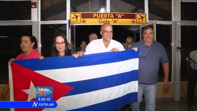 Médicos cubanos desembarcam no aeroporto de Havana