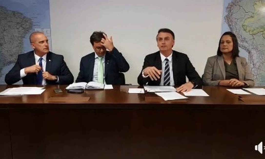 Bolsonaro e o ministro Onyx Lorenzoni participam da transmissão ao vivo feita toda quinta-feira pelo governo Foto: Reprodução